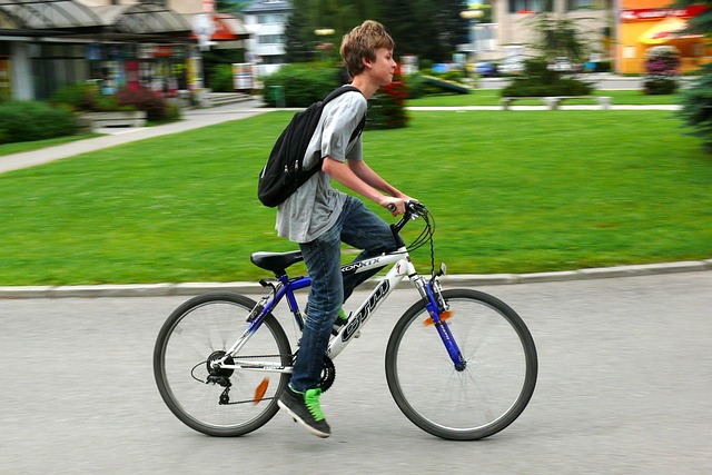Můj syn jezdí často na kole.